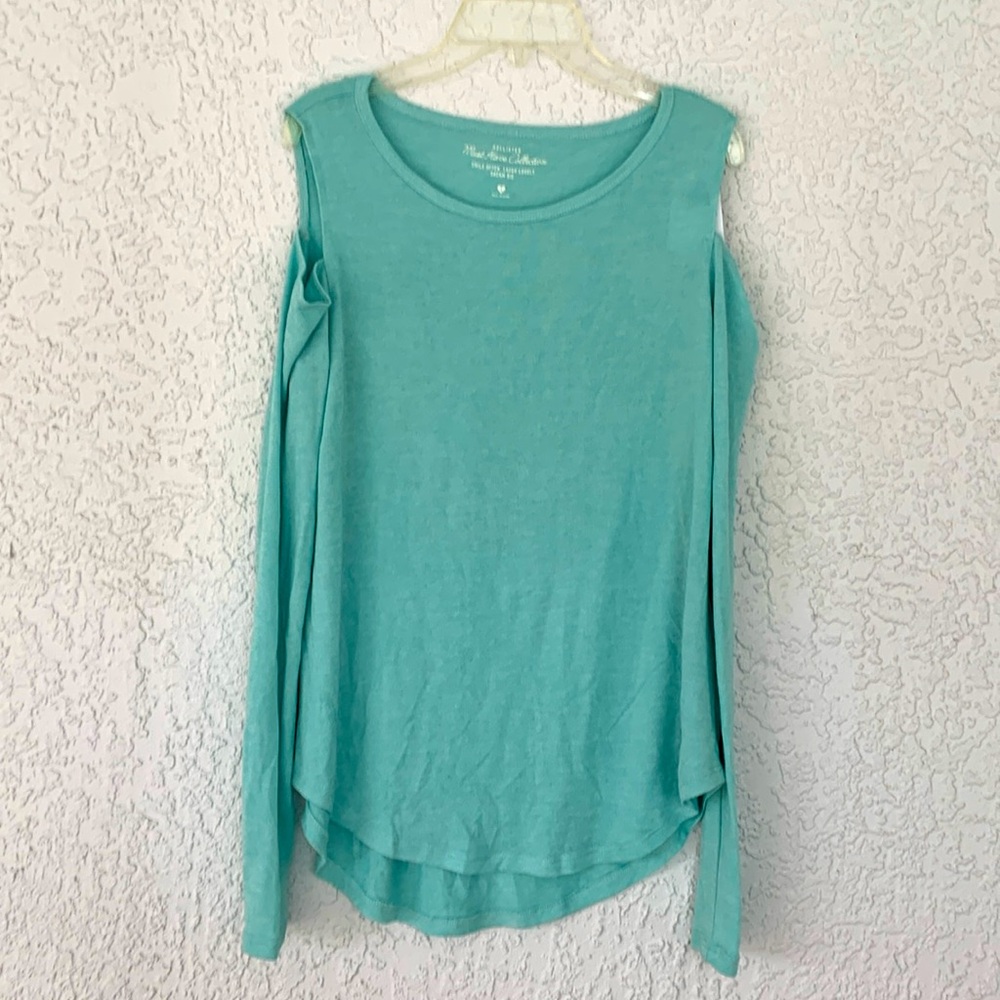 Hollister soft shirt with cut outs on the shoulders size S